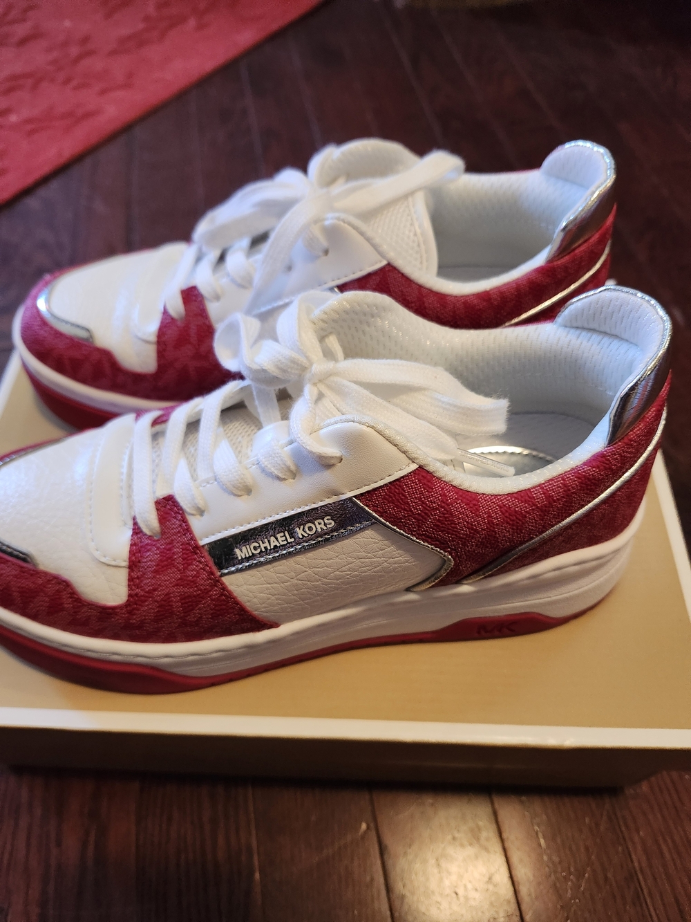 Michael Kors White & Red Logo-Panel Kids Sneakers - Picture 4 of 12